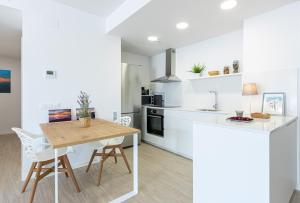Η κουζίνα ή μικρή κουζίνα στο M A R I V E N T Suite with bathroom and terrace 50 m2