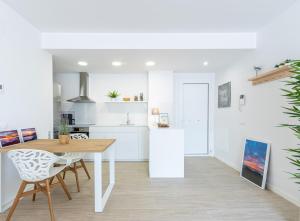 Η κουζίνα ή μικρή κουζίνα στο M A R I V E N T Suite with bathroom and terrace 50 m2