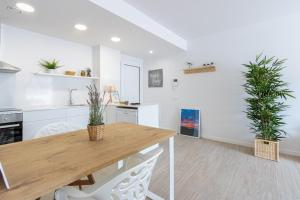 Η κουζίνα ή μικρή κουζίνα στο M A R I V E N T Suite with bathroom and terrace 50 m2