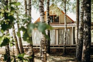 ein Haus im Wald mit Bäumen in der Unterkunft Green Town in Vievis