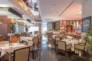 Restaurace v ubytování Pearl Rotana Capital Centre