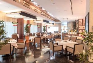 Restaurace v ubytování Pearl Rotana Capital Centre