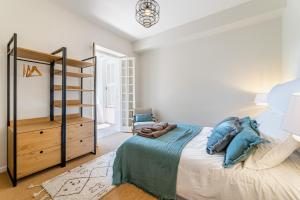 Un dormitorio con una cama y una cómoda y una ventana. en Domaine Maraspar Cassis, en Cassis 13 fotos más