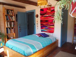Postel nebo postele na pokoji v ubytování Chambre d'hôtes Le Rougeyras