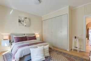 フィレンツェにあるApartment Ponte Vecchio Balconyのベッドルーム1室(大型ベッド1台、紫色の枕付)