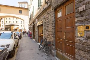 フィレンツェにあるApartment Ponte Vecchio Balconyの建物横の歩道に駐車した自転車