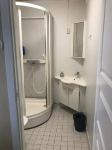 La salle de bains est pourvue d'une douche et d'un lavabo. dans l'établissement Kuortane Kuharanta, à Mäyry
