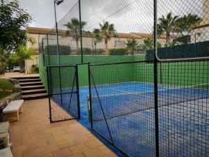 ADOSADO NUEVA OROPESA 부지 내 또는 인근에 있는 테니스 혹은 스쿼시 시설