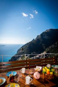 un tavolo con cibo sopra con vista sull'oceano di YourHome - Casa Barba Positano a Positano