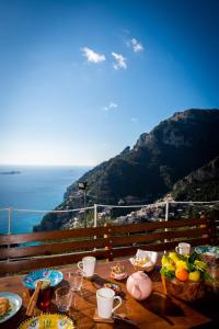 une table avec de la nourriture dessus avec vue sur l'océan dans l'établissement YourHome - Casa Barba Positano, à Positano