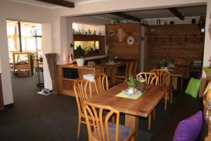 Sonniges Eck Ferienwohnung 1 في كورورت راتين: غرفة طعام مع طاولة وكراسي خشبية