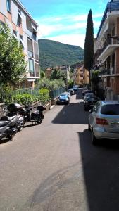 una strada con auto parcheggiate sul lato della strada di Casetta Stazione Filo di Arianna a La Spezia