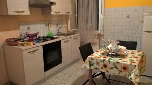 una cucina con tavolo e tovaglia; di Casetta Stazione Filo di Arianna a La Spezia