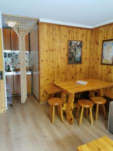 ein hölzernes Esszimmer mit einem Holztisch und Stühlen in der Unterkunft Appartamento Elda La Thuile in La Thuile