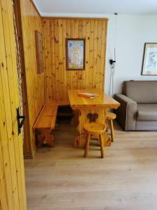 ラ・トゥイールにあるAppartamento Elda La Thuileの木造の部屋(テーブル、ソファ付)