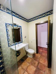 łazienka z toaletą i umywalką w obiekcie El Refugio 2 w mieście Los Caños de Meca