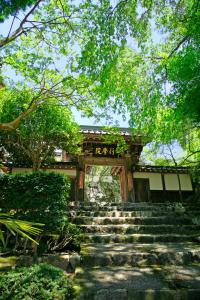 eine Treppe, die zu einem Gebäude mit einem Tor führt in der Unterkunft Temple Lodging Shukubo Kakurinbo in Minobu
