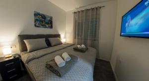 Кровать или кровати в номере Cozy apartment in Old Town - with parking