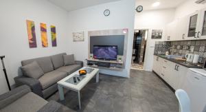 Кухня или мини-кухня в Cozy apartment in Old Town - with parking
