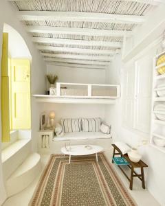 Serifos Lemon في سيريفوس شورا: غرفة بيضاء مع طاولة وسجادة
