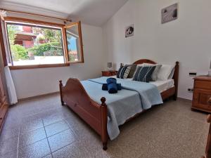 托雷戴科爾薩里的住宿－Oro Tramonto，一间卧室设有一张床和一个窗口