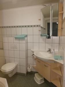 Kamar mandi di Ferienwohnung Simmert