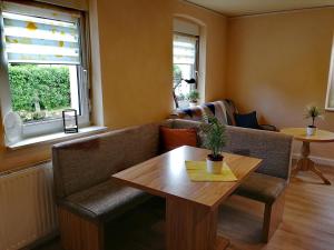 ein Wohnzimmer mit einem Tisch und einem Sofa in der Unterkunft Ferienwohnung Simmert in Kurort Gohrisch