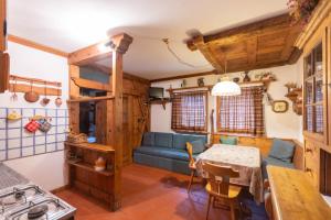 een woonkamer met een blauwe bank en een tafel bij Ski Residence 3B in Falcade