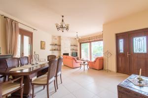 Una sala de estar con mesa de comedor y sillas. en Heraklion Comfy House with Mountain View, en Heraclión