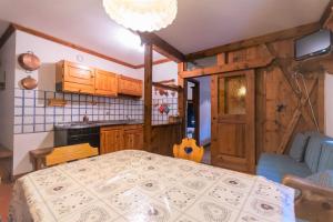 cocina con cama en una habitación en Ski Residence 3B en Falcade