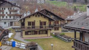 stary dom z balkonem w wiosce w obiekcie Ski Residence 3B w mieście Falcade +5 zdjęć