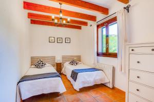Postel nebo postele na pokoji v ubytování Villa Portals Nous 2