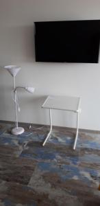 una mesa blanca y una silla en una habitación en Studio Olja Zlatni Breg Divčibare, en Divčibare