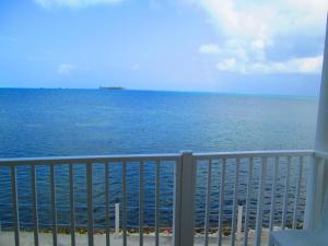 a view of the ocean from a balcony at Haynes Cay View in San Andrés
