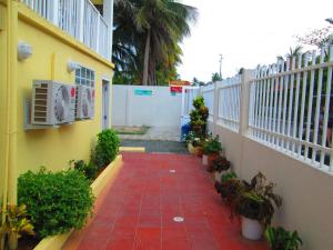 a red tiled walkway next to a yellow building at Haynes Cay View in San Andrés