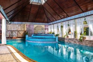 - une piscine d'eau bleue dans un bâtiment dans l'établissement Duna Relax Hotel Ráckeve, à Ráckeve