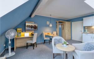 un soggiorno con tavolo e sedie e una cucina di Beautiful Apartment In Dagebll With Kitchen a Dagebüll