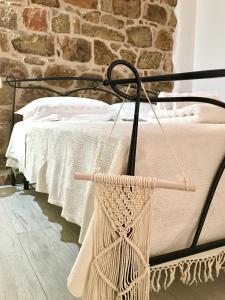 una cama con una canasta de cuerdas al lado en Appartamenti via cala sisine, en Santa Maria Navarrese