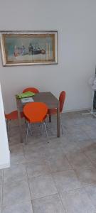 uma mesa e duas cadeiras e uma mesa e um espelho em Country House Vignola Mare em Aglientu