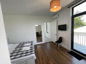 TV a/nebo společenská místnost v ubytování Eco House + 25 fotografií