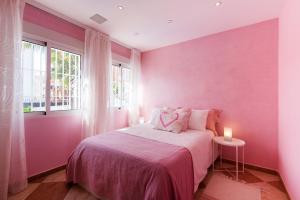 En eller flere senge i et værelse på Villa Palm Beach Marina Benalmadena 3 min walking from the sea + 33 billeder