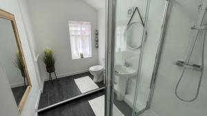 Ένα μπάνιο στο Spacious 6 Bed Home Near City & Albion Stadium Perfect for Contractors!