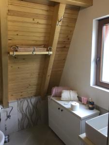 bagno con pareti in legno e lavandino di Banjska brvnara a Vrnjačka Banja