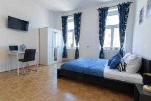 Schlafzimmer mit einem Bett, einem Schreibtisch und Fenstern in der Unterkunft Yeshello Apartment near Central Station in Wien
