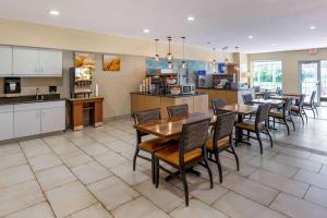 Η κουζίνα ή μικρή κουζίνα στο Comfort Suites Burlington