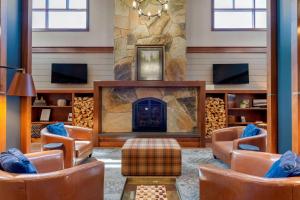 Fuajee või vastuvõtt majutusasutuses Comfort Inn & Suites Mountain Iron and Virginia