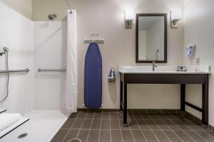 Um banheiro em Sleep Inn & Suites Wenatchee-Leavenworth