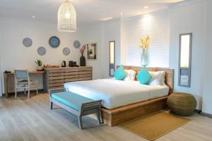貝聖安那的住宿－拉奇佩爾酒店，一间卧室配有一张大床和一张书桌