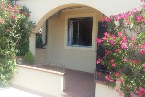 een ingang naar een huis met roze bloemen bij Residence Vigna del Mare in Gabicce Mare