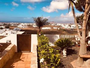 een uitzicht op een stad vanuit een huis met palmbomen bij Lanzate in Tinajo